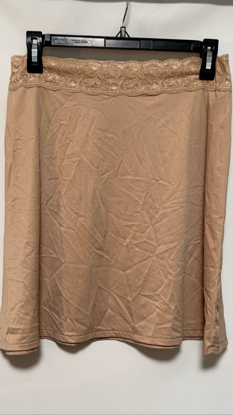 Vassarette tan skirt half slip size medium 18” length Style 11-073